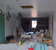 Tous les plafonds sont termin&eacute;s, maintenant ils attaquent les cloisons de l'&eacute;tage