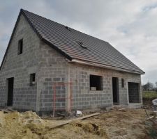 Voici la toiture presque achevée.