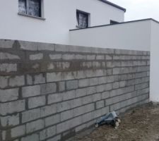 Mur mitoyen pour être dissimulé du chemin communal et être tranquille sur le futur coin repas extérieur.