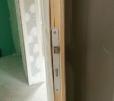 Porte cassée à remplacer de la chambre 3