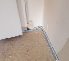 Mousse expansive "débordante" au niveau de la porte d'entrée