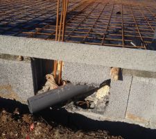 Voila, les fameux parpaings qui sont completement cassés...