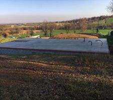 La dalle a &eacute;t&eacute; coul&eacute;e. Plus qu'&agrave; attendre une dizaine de jours!