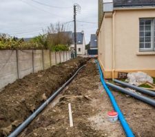 En gris conduit EU en bleu alimention eau