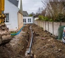 En gris conduit EU en bleu alimention eau