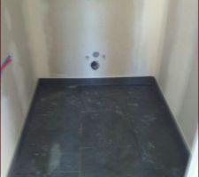 13 septembre : les plinthes sont pos&eacute;es dans les wc