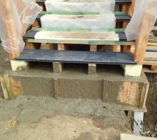 Socle support marches du porche