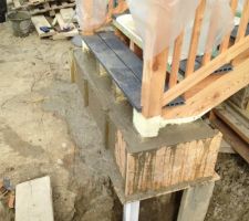 Socle support marches du porche