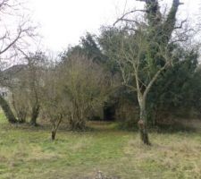 Vue vers l'Ouest : cabane en pierre meuli&egrave;re abritant un puits centenaire sur la parcelle.