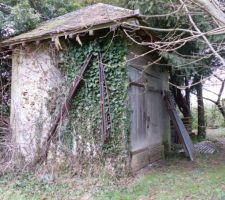 La cabane autour du puits.