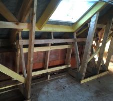 Remoisage et contreventements ajoutés. Renforts autour des fenêtres de toit.