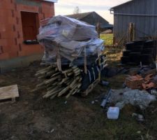 Les couvreurs toujours eux, qui nettoient leur chantier. C'est du bon boulot c'est propre. A des années lumières des précédents...