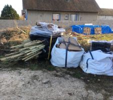 Les couvreurs toujours eux, qui nettoient leur chantier. C'est du bon boulot c'est propre. A des années lumières des précédents...