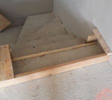 Coffrage avant la chape pour la dernière marche de l'escalier rajoutée puisque finalement ce sera un plancher chauffant à l'étage aussi.