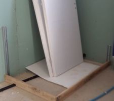 Cloisons RDC (SDB parentale) et coffrage avant la chape pour le bac à douche