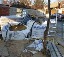 Pendant ce temps-là, ils ne nettoient pas derrière eux! Ça va être compliquer à rattraper tout ce bazar, une fois les travaux finis!