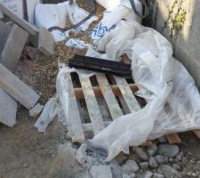 Pendant ce temps-là, ils ne nettoient pas derrière eux! Ça va être compliquer à rattraper tout ce bazar, une fois les travaux finis!