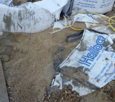 Un big bag de sable au moins par terre, quel gâchis, vive le CCMI sinon je leur ferai ramasser tout ce sable!