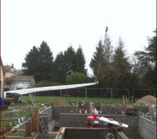 Géotextile déroulé par la grue