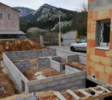 Maison du voisin de gauche qui commence !