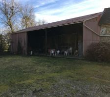 Hangar qu'on va faire demolir et remplacé par une piscine couverte et un grand abri voiture