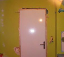 Mise en place de la porte
Sc&eacute;ll&eacute;e avec la Mousse Polyur&eacute;thane, ca tient tres bien
Et je finaliserai au platres dans les grans trou