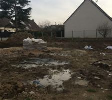 Terrain avant d&eacute;but du chantier. Le chantier des voisins &agrave; commenc&eacute;...