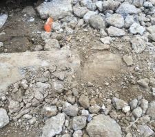 Impact sur notre trottoir suite au passage des camions chez nos voisins.