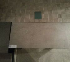 Carrelage + mosaïque Rodano taupe avec échantillon meuble de salle de bain