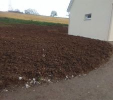 Remise en forme des terres et chemin d'accès, réalisé à la perfection par Gueudry !