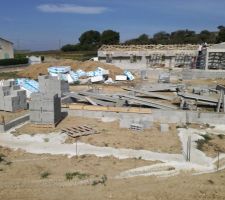 Début du montage du Vide sanitaire. Entre parenthèses, c'était le bazar sur le chantier...