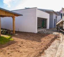 Remise en etat pelouse de la voisine