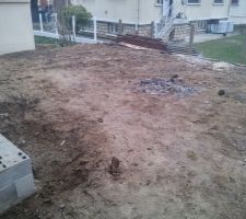 Terrain a l'arrière mais le terrassier a oublié de me laisser la terre végétale... Ça sent le conflit...