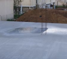 Comment dire... coulage de la dalle sous 0 degrés, ça ne se voit pas trop mais il y a quelques plaques de glace sur la surface, donc demande au CDT de rien faire avant séchage complet de la dalle (3 semaines)