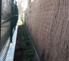 Le mur, le fossé et la clôture du voisin