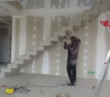 Pon&ccedil;age sous face escalier