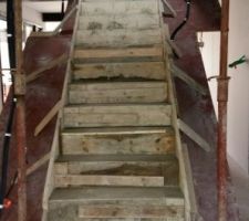 Escalier coul&eacute;, mais encore garni de son coffrage...