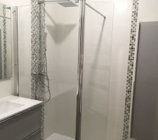 Salle d'eau de la chambre d'amis terminé, toute en nuances de gris et blanc