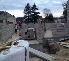 Elevation des murs du RDC en cours - vue garage et cuisine à droite