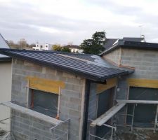 Protection de la toiture pour enduire le pignon sur le toit