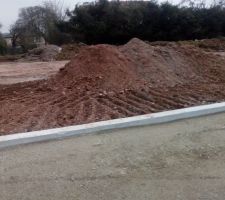 Notre terrain avec ses longrines de 15cm &agrave; l'avant :(