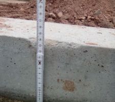 Ca ne choque que nous?? La voirie provisoire termin&eacute;e nous voil&agrave; avec des longrines de 14cm sur les lesquelles nous devront passer pour rentrer chez nous pendant environs...2ans!