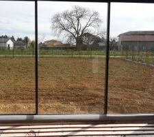 Vue sur le jardin, la terre a été remuée et remise à niveau.
