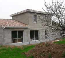 Facade sud avec le cerisier en fleurs!