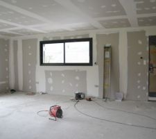 JOINTS DES PLACOS ET ÉLECTRICITÉ EN COURS