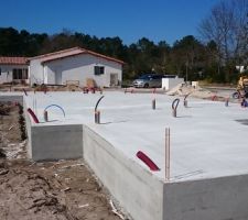 Dalle coul&eacute;e. Il manque les cha&icirc;nages verticaux des angles rentrants et des murs de refend.