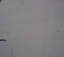 De tr&egrave;s nombreuses (micro ?)-fissures apparaissent.