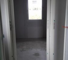 Couloir 
<- WC

^
| 
Chambre

-> Salon/Cuisine