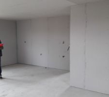 Salon/S&eacute;jour 

Cuisine sur le mur au fond