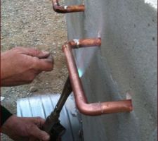 Soudure des tuyaux en cuivre à l'extérieur du local de stockage de chaleur